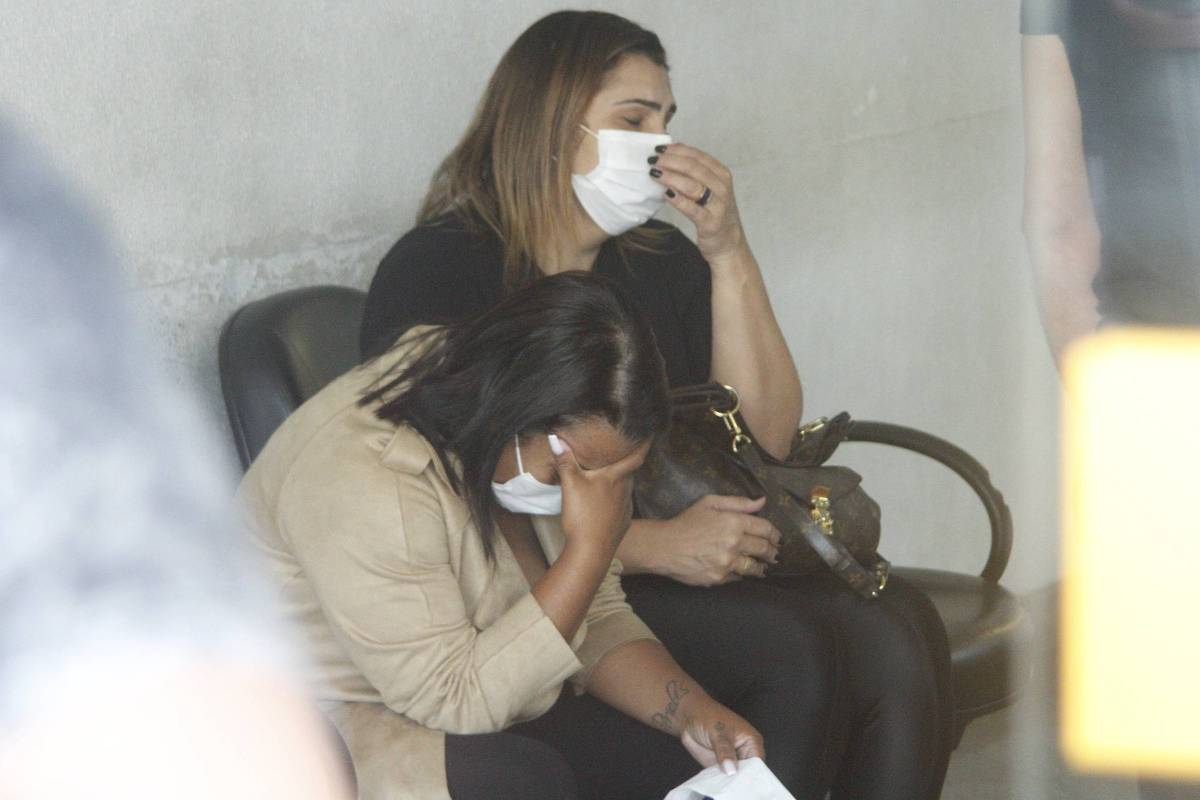 Mãe de MC Kevin vai ao IML para liberar corpo do filho