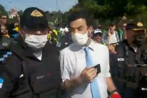 Jornalista precisa ser escoltado por polícia em ato por Bolsonaro, no Rio