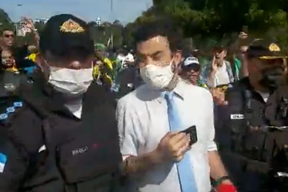 Jornalista precisa ser escoltado por polícia em ato por Bolsonaro, no Rio