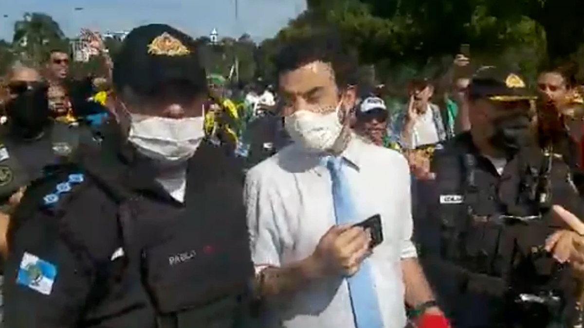Jornalista precisa ser escoltado por polícia em ato por Bolsonaro, no Rio