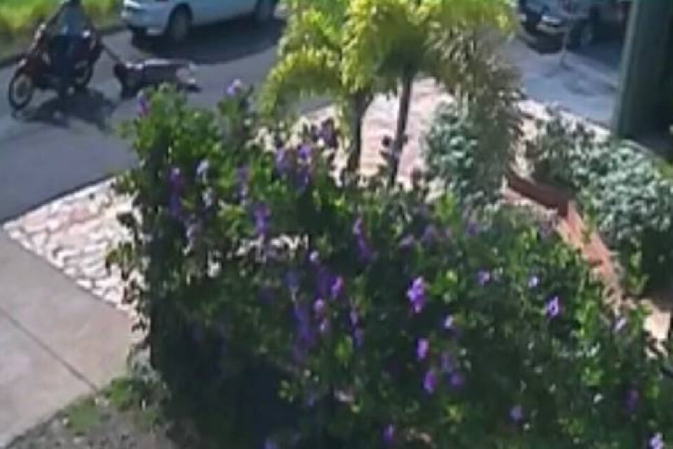 Mulher acabou sendo arrastada por cerca de 20 metros pelo assaltante, depois que ficou presa na moto utilizada no crime.