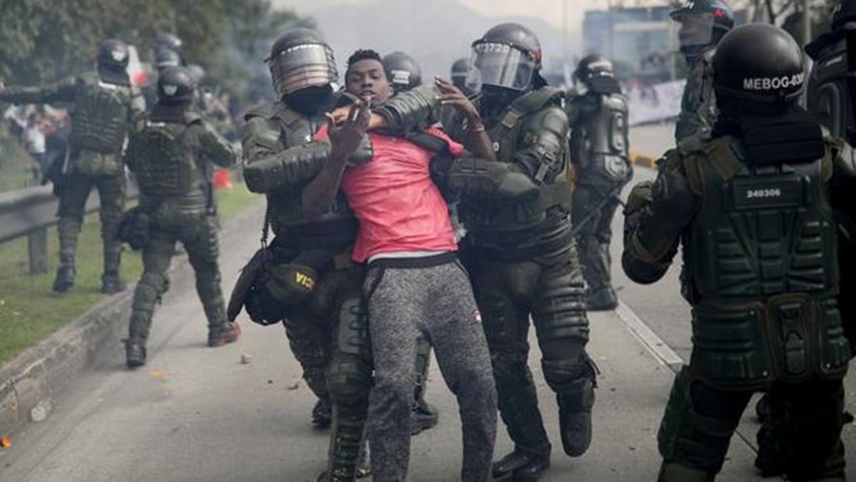 Colômbia tem madrugada marcada por protestos e manifestantes falam em 'massacre'