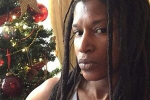 A autora infantil Stacey Alexander-Harriss, que tinha 42 anos, morreu dias depois de ser mordida por um cão. O incidente aconteceu em junho de 2020, masAutora inglesa morre de infecção rara dias depois de ser mordida por cão