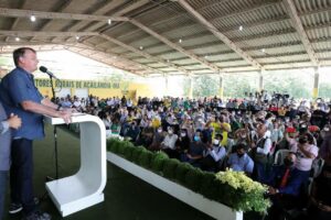 Bolsonaro é multado por não usar máscara e causar aglomeração no Maranhão