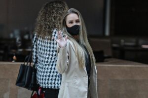 Carla Diaz vai a restaurante na barra da Tijuca; fotos