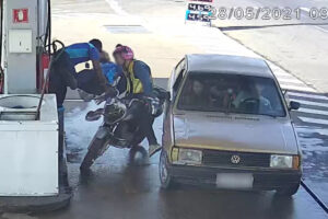 Um mototaxista atropelou dois frentistas em um posto de combustíveis de Catalão. Câmeras registraram o homem perdendo o controle da direção