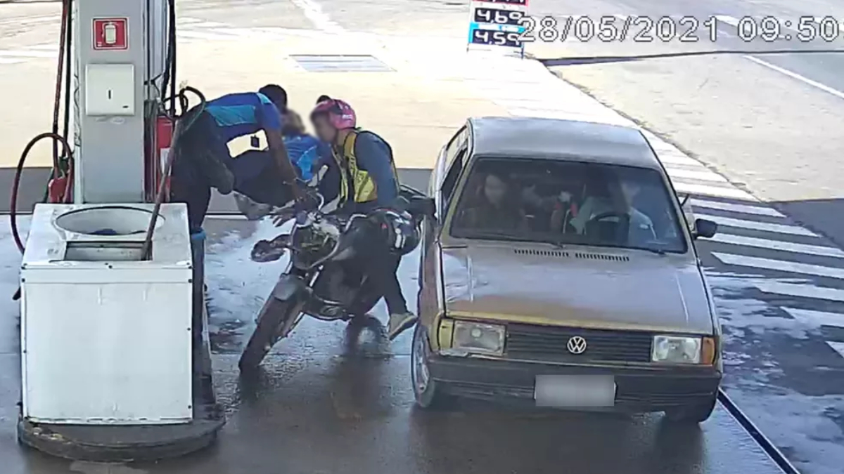 Um mototaxista atropelou dois frentistas em um posto de combustíveis de Catalão. Câmeras registraram o homem perdendo o controle da direção