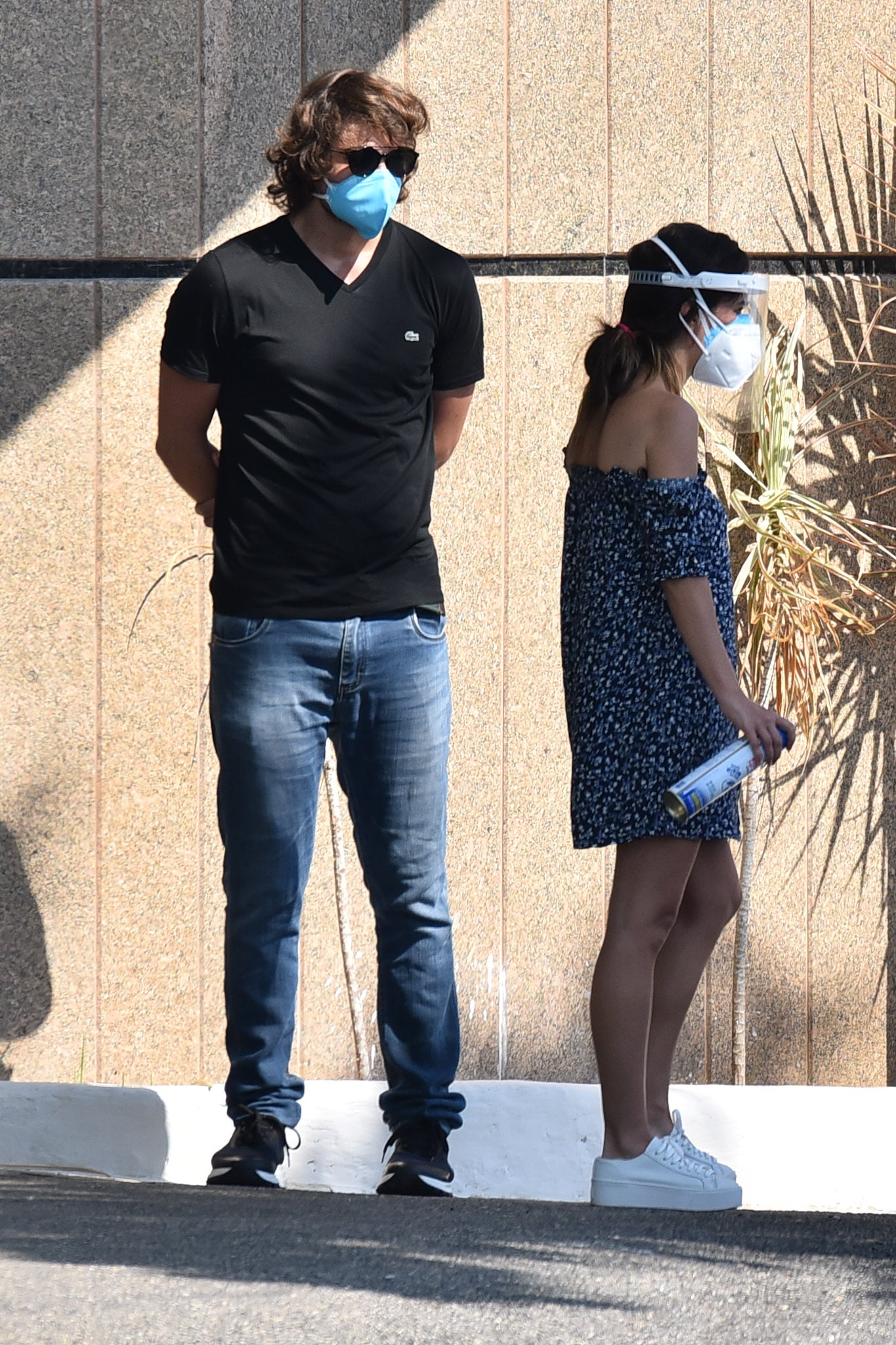 Tatá Werneck responde críticas após usar três máscaras em velório de Paulo Gustavo