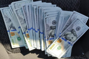 O casal transportava 136 cédulas em notas falsas de 100 dólares, quando foi abordado na BR-060, em Anápolis