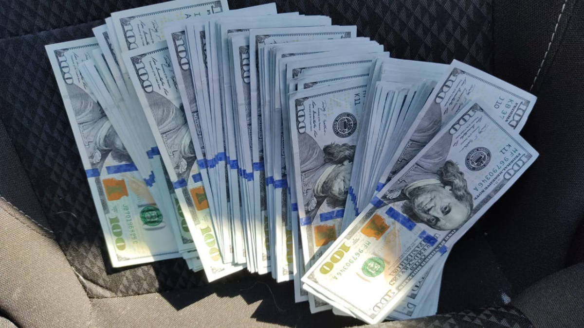 O casal transportava 136 cédulas em notas falsas de 100 dólares, quando foi abordado na BR-060, em Anápolis