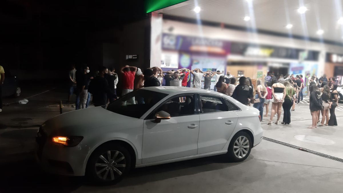 GCM flagra aglomeração em posto de combustível com mais de 100 pessoas, em Goiânia