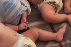 A mãe que foi presa, após deixar os filhos gêmeos e um deles morrer, disse à polícia que já havia deixado os filhos sozinhos - Mãe confessa que já havia deixado gêmeos sozinhos, diz delegada