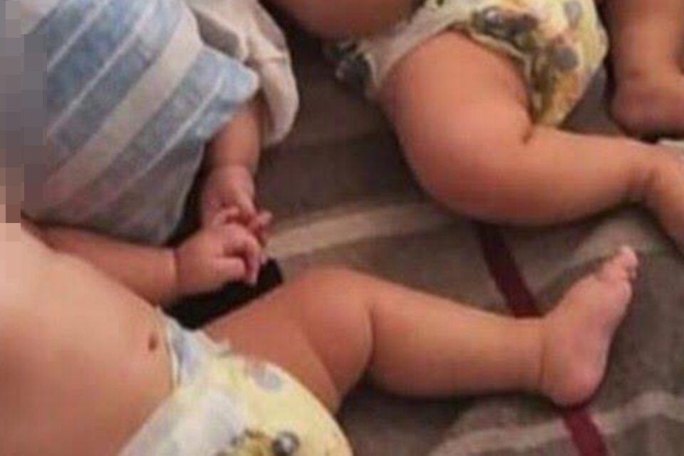 A mãe que foi presa, após deixar os filhos gêmeos e um deles morrer, disse à polícia que já havia deixado os filhos sozinhos - Mãe confessa que já havia deixado gêmeos sozinhos, diz delegada