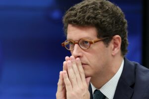 Ricardo Salles vira réu por suspeita de liderar organização que desviava madeira Ex-ministro diz que decisão da Justiça é absurda