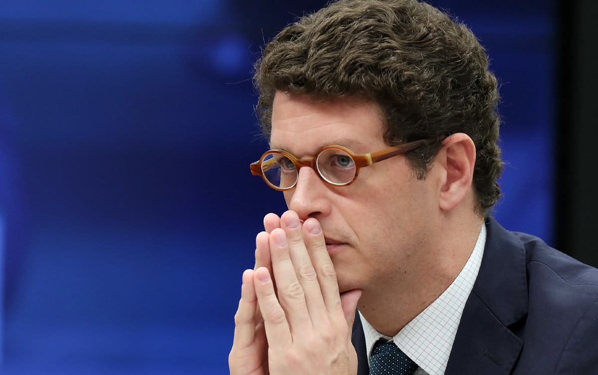 Ricardo Salles vira réu por suspeita de liderar organização que desviava madeira Ex-ministro diz que decisão da Justiça é absurda