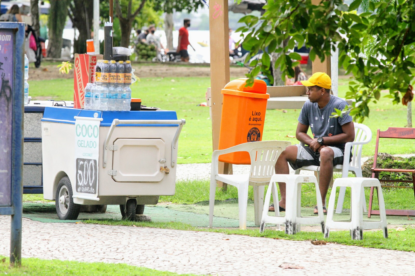 Ex-BBB Luan vende água de coco no Rio de Janeiro; fotos