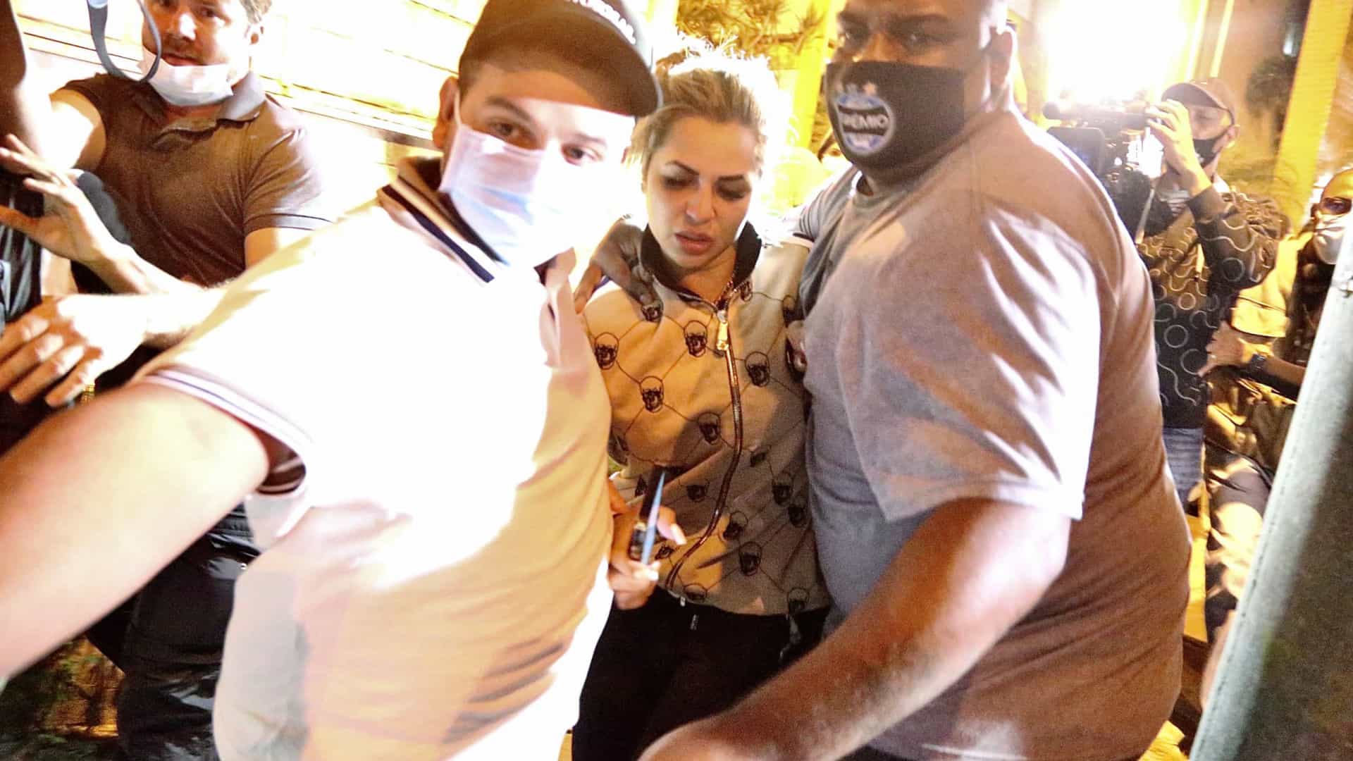 Mulher de MC Kevin fica nove horas prestando depoimento em delegacia