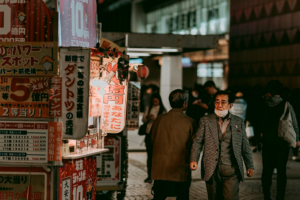 Jovem recebeu dinheiro por engano e disse que vai devolver. Japão prende homem que gastou R$ 1,7 mi do auxílio Covid em cassinos