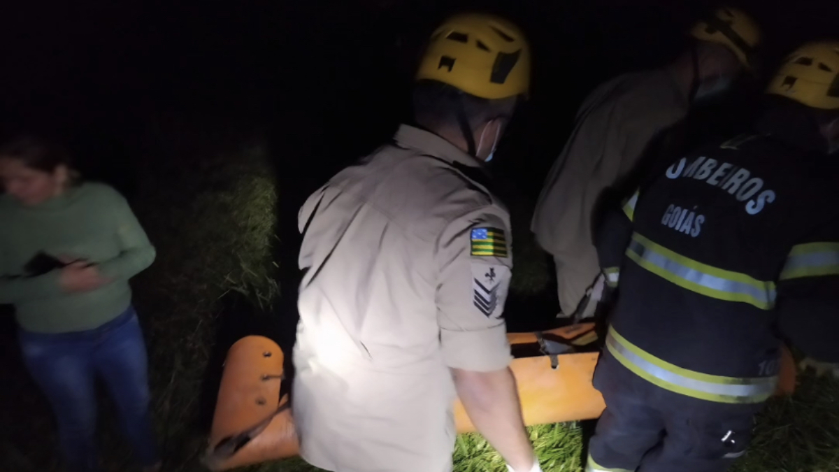 Um jovem de 21 anos caiu de uma ribanceira de uma altura de aproximadamente oito metros, na cidade de Anápolis e ficou em estado grave