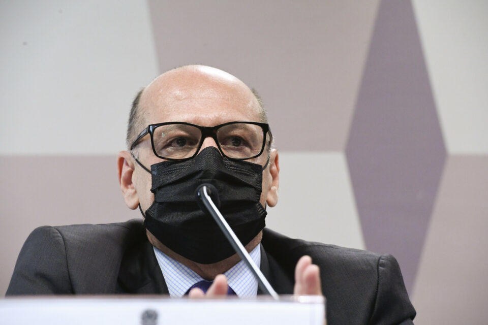 Brasil poderia ter sido o 1º país do mundo a iniciar vacinação, diz Dimas Covas à CPI