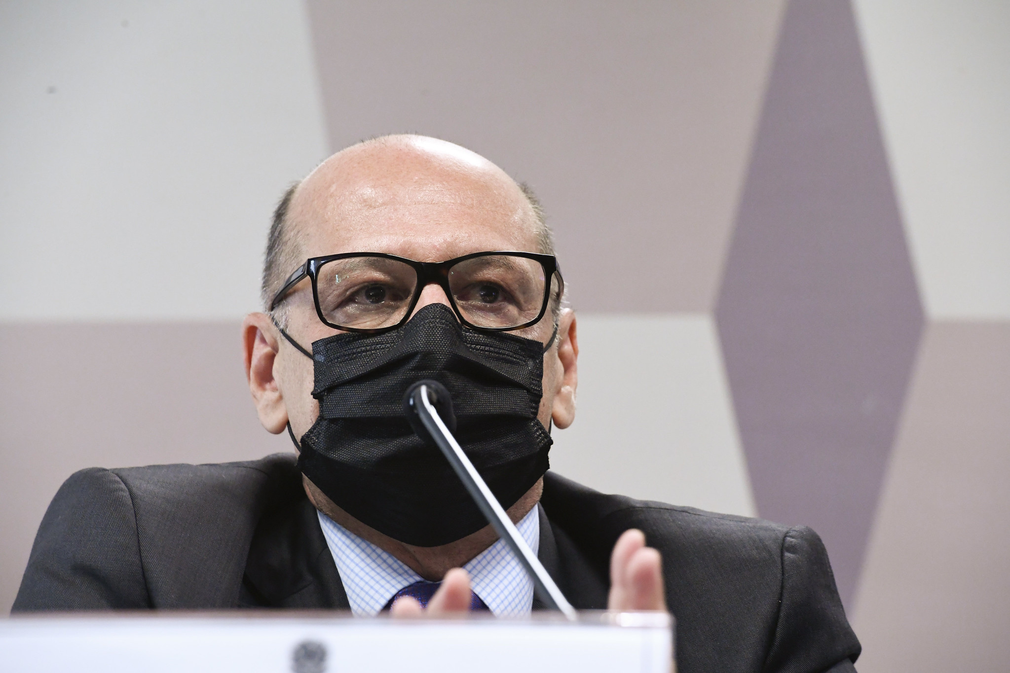 Brasil poderia ter sido o 1º país do mundo a iniciar vacinação, diz Dimas Covas à CPI