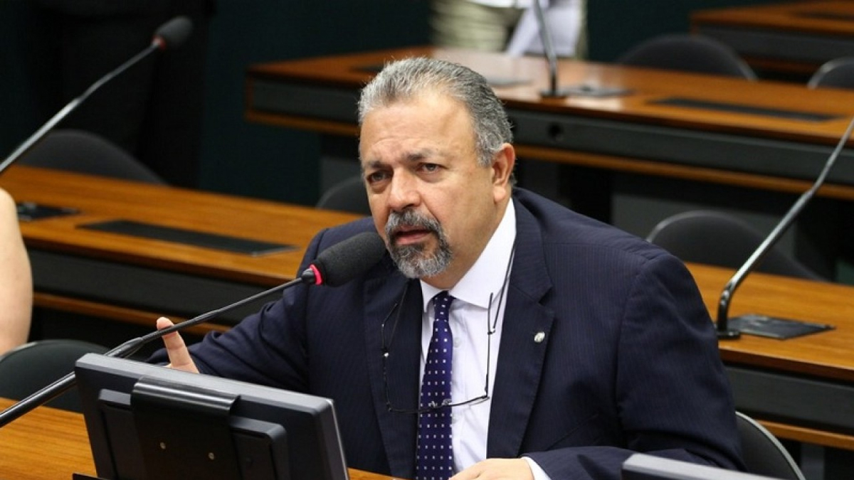 Deputado goiano quer suspender portaria que aumenta salário de Bolsonaro