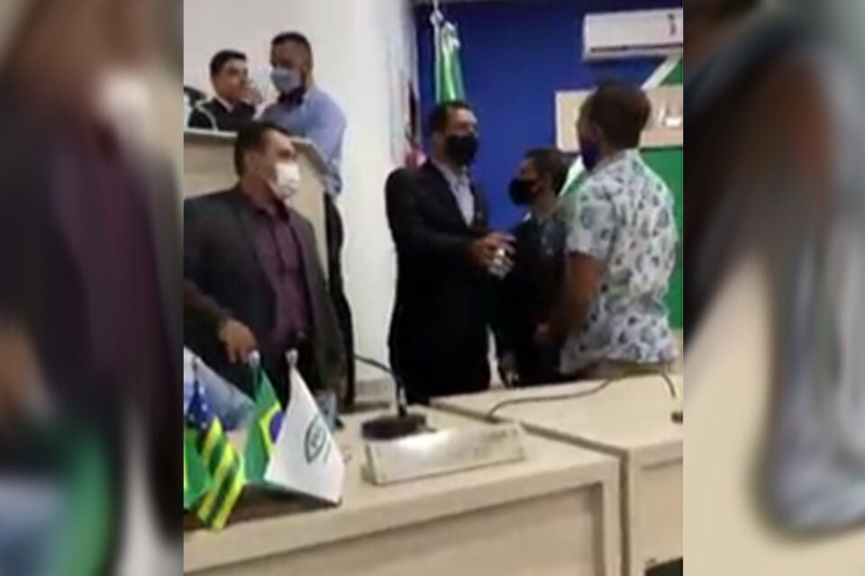 Vereador de Mozarlândia denuncia contrato e colega sai em defesa do presidente