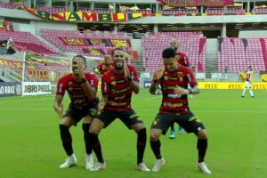 Sport homenageia Gil do Vigor com camiseta e dança do 'tchaki tchaki'