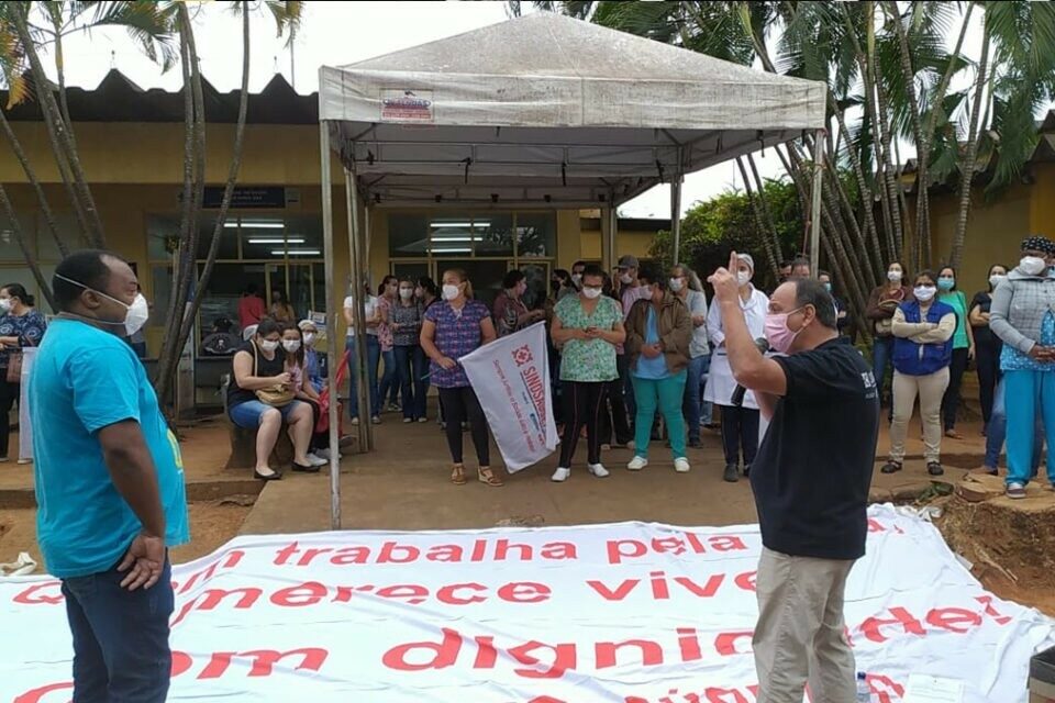 Servidores da Saúde de Aparecida paralisam atividades nesta manhã de segunda (Foto: Sindsaúde)
