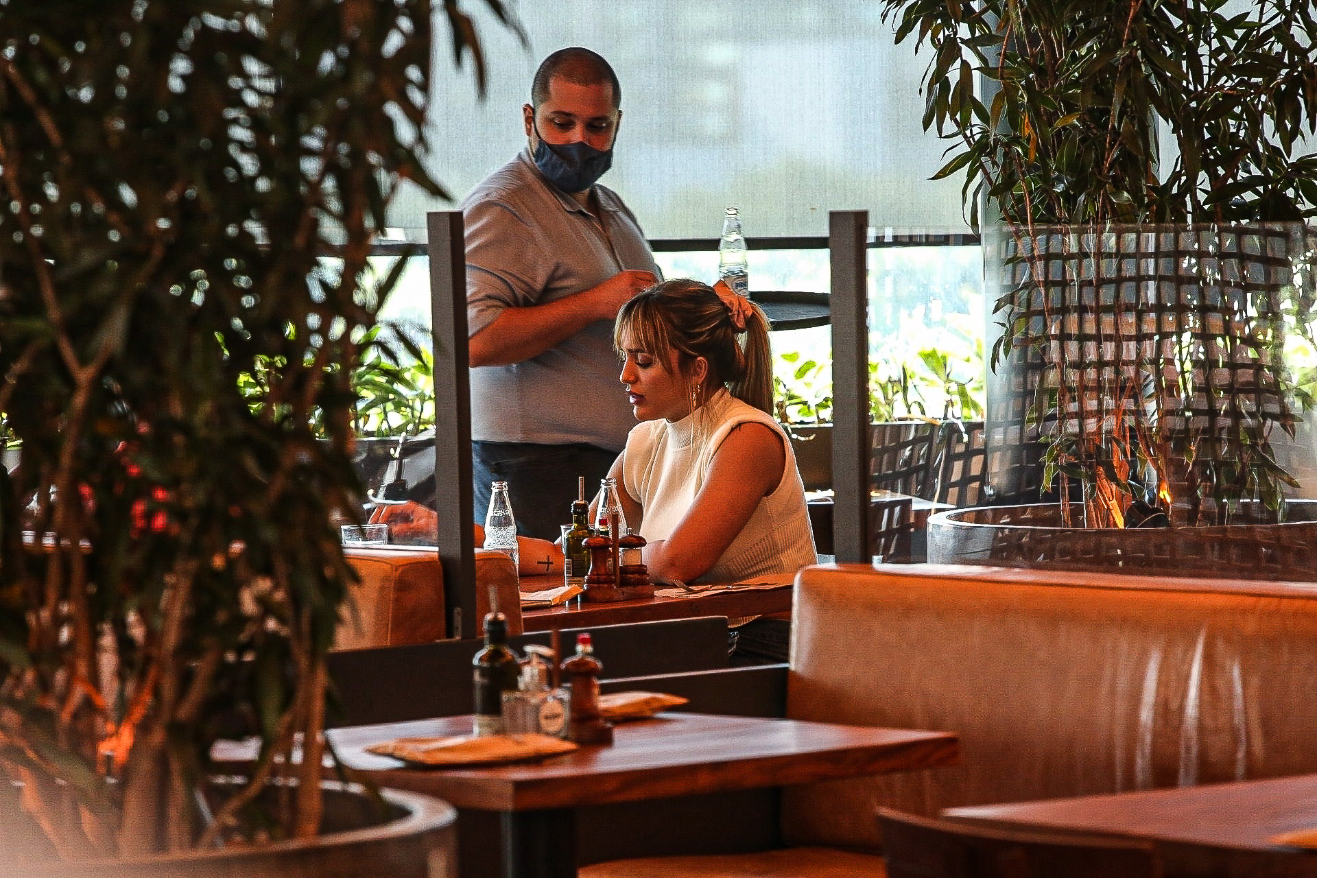 Rafa Kalimann é fotografa passeando em shopping no Rio; confira