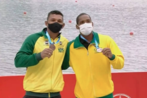 Isaquias e Jacky Godmann, com o bronze Foto: Reprodução