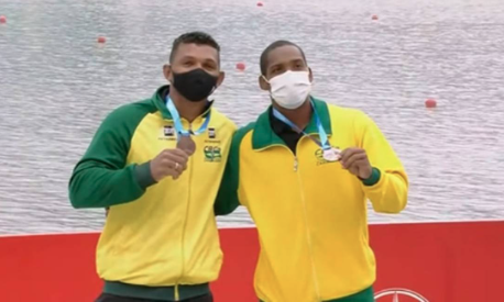 Isaquias e Jacky Godmann, com o bronze Foto: Reprodução