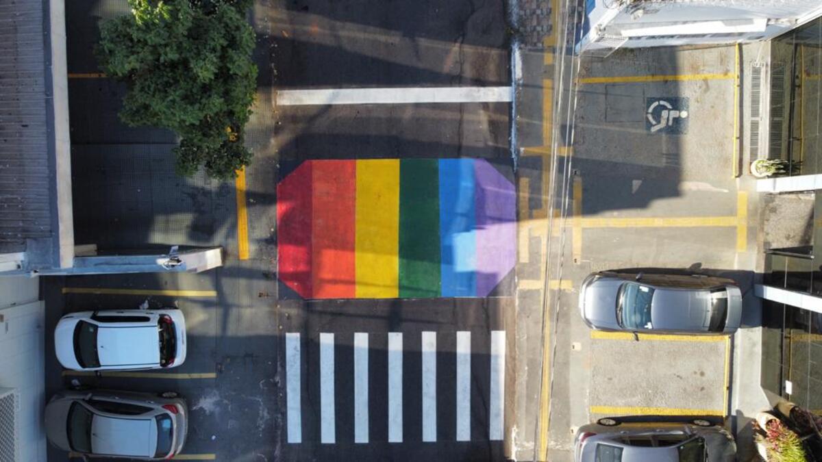 A Prefeitura de Goiânia pode recorrer da decisão que ordenou a retirada da faixa de pedestre com pintura de arco-íris colocada na capital. (Foto: Artur Dias/Mais Goiás)
