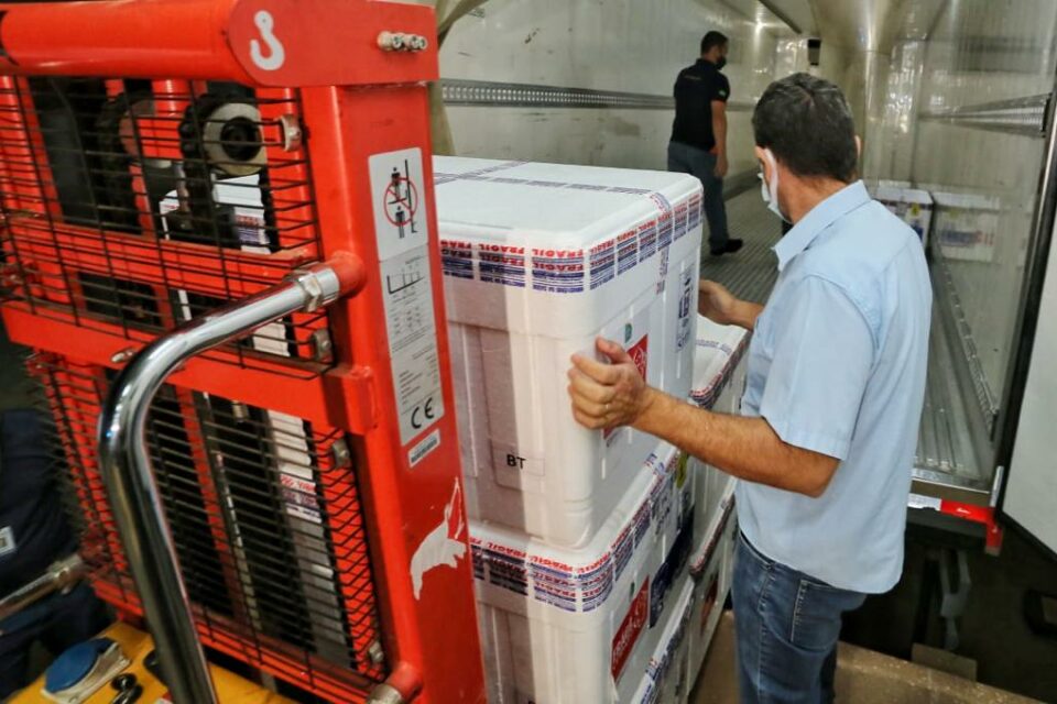 Chegada da nova remessa de vacina contra a Covid-19 em Goiás