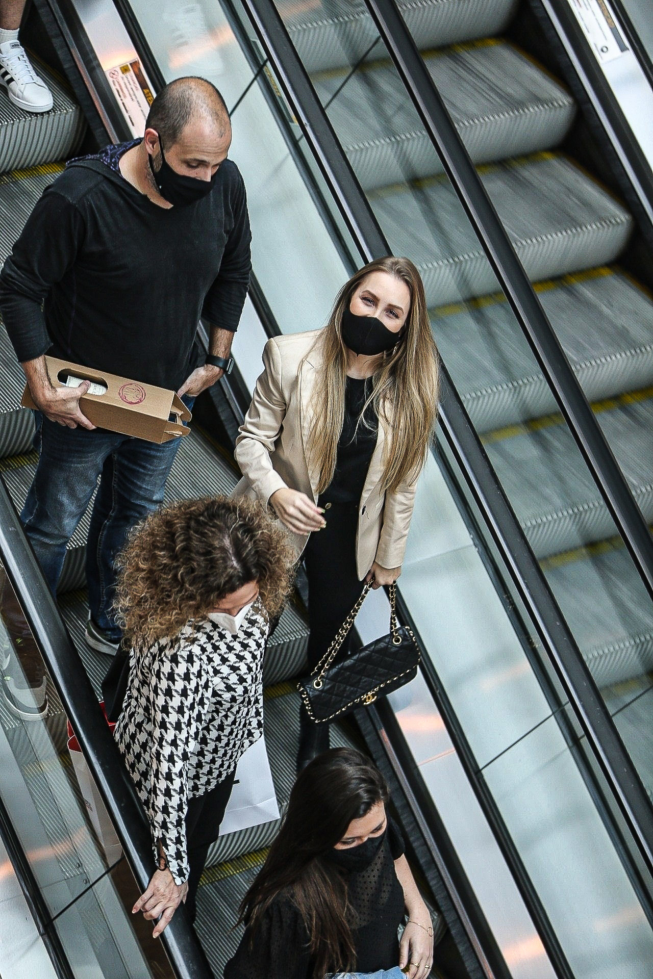 Carla Diaz vai a restaurante na barra da Tijuca; fotos