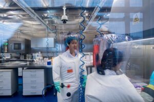 Cientistas analisam evidências sobre origem da Covid (Foto: Reprodução/O Globo)