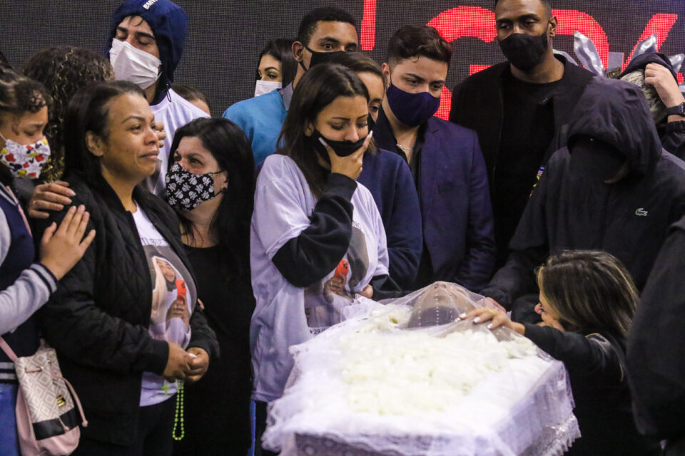 MC Kevin é velado em São Paulo em cerimônia aberta com fogos e aglomeração 