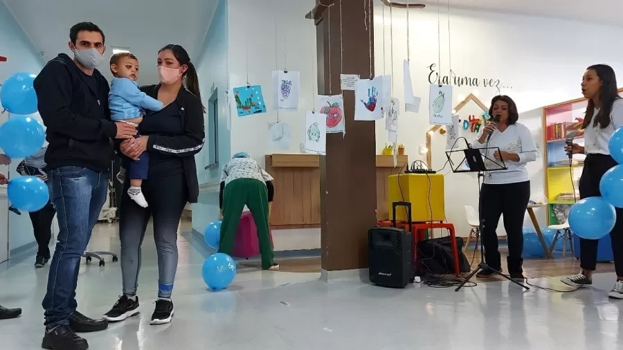 Criança sobrevivente do ataque à creche em SC recebe alta