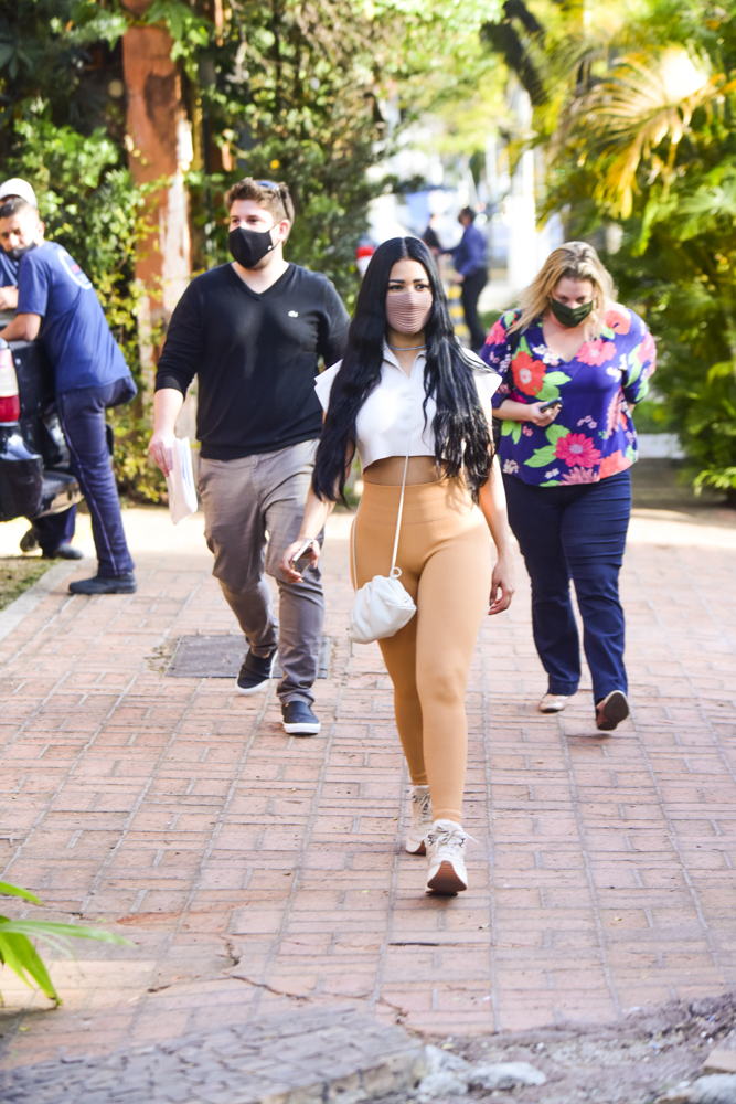 Simaria é vista deixando loja de decoração em São Paulo; fotos