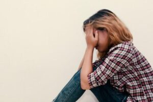 A Polícia Civil de Carmo do Rio Verde prendeu em flagrante, na tarde desta quarta-feira (19), um homem de 32 anos suspeito de estupro de vulnerável contra uma adolescente de 13 com possíveis transtornos psicológicos e psiquiátricos. As investigações apontam que o investigado drogou a vítima antes de cometer o crime. - Preso suspeito de drogar e estuprar menina de 13 anos em Carmo do Rio Verde