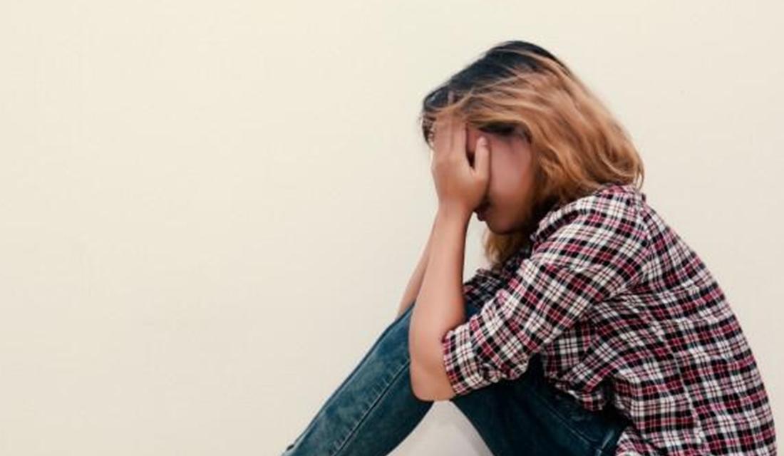 A Polícia Civil de Carmo do Rio Verde prendeu em flagrante, na tarde desta quarta-feira (19), um homem de 32 anos suspeito de estupro de vulnerável contra uma adolescente de 13 com possíveis transtornos psicológicos e psiquiátricos. As investigações apontam que o investigado drogou a vítima antes de cometer o crime. - Preso suspeito de drogar e estuprar menina de 13 anos em Carmo do Rio Verde