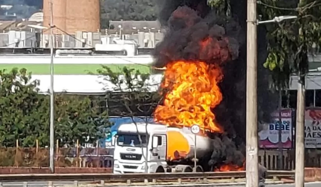 Carreta com 25 mil litros de combustível explode em Minas Gerais