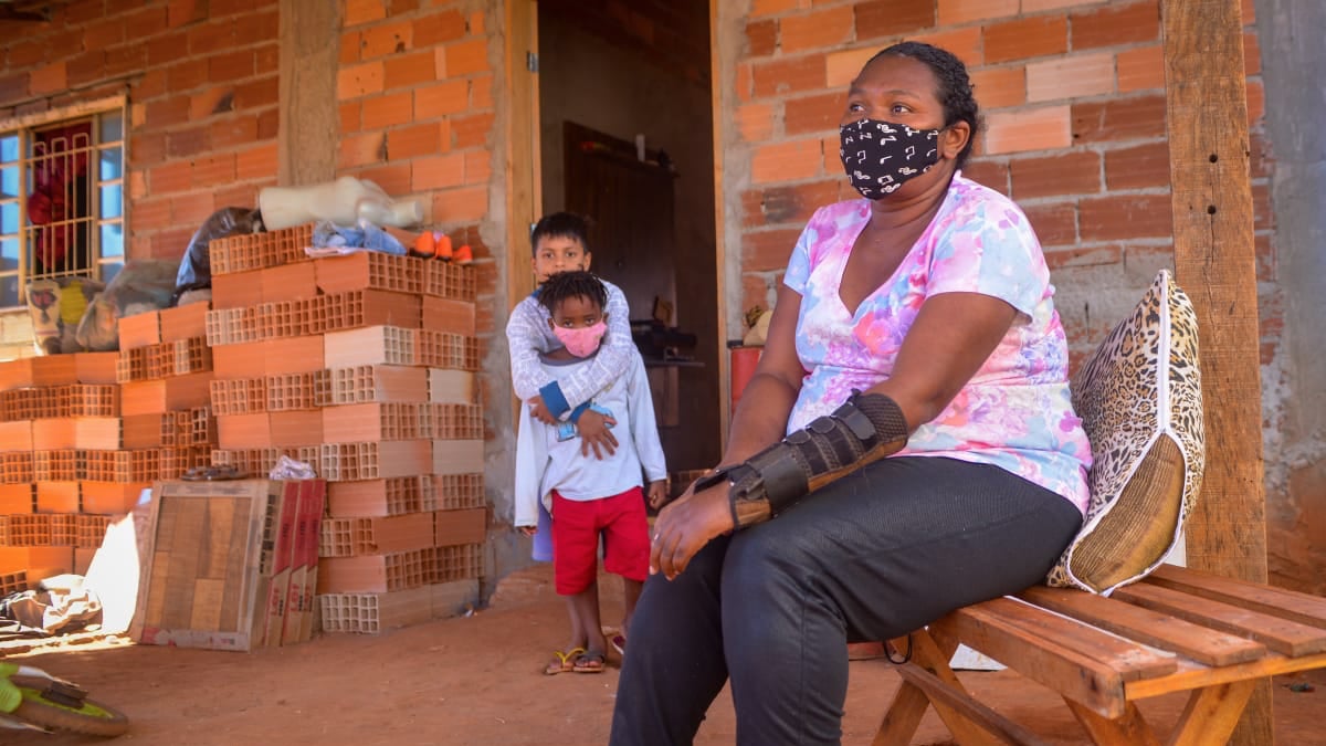Janes Nascimento e os filhos de 4 e 9 anos. Ela é uma das mães sozinhas e desempregadas do país (Foto: Jucimar de Sousa / Mais Goiás)