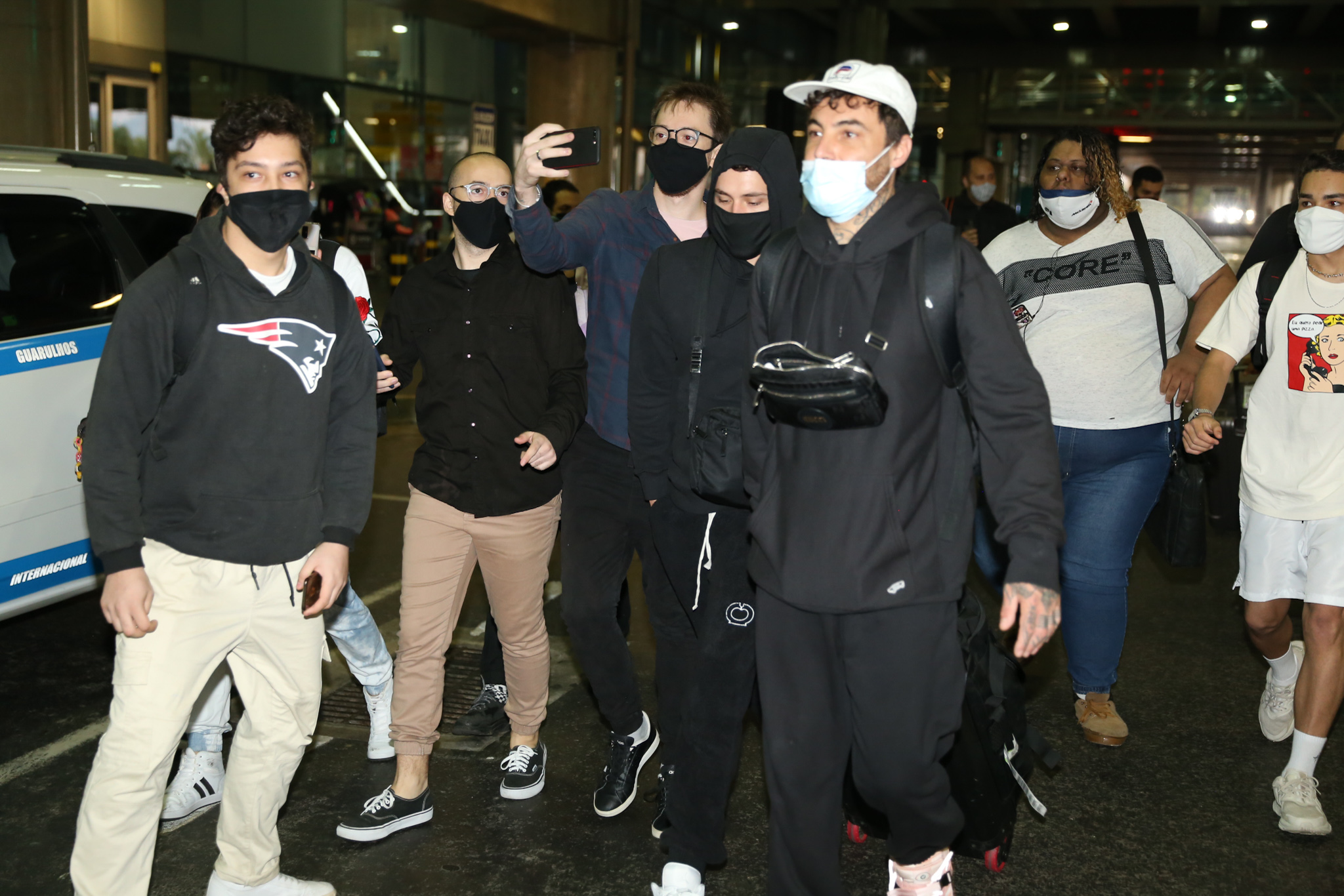 Áron Piper, ator de 'Elite', desembarca no Brasil; confira fotos