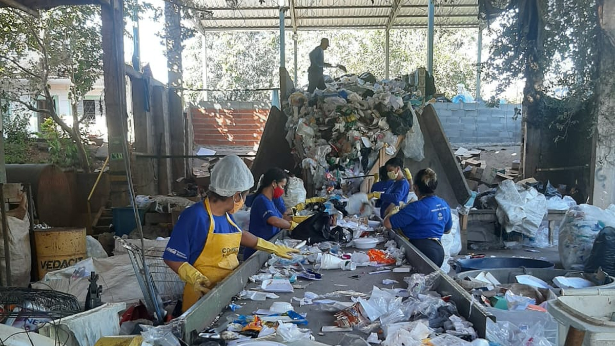 Cooperativas de reciclagem reduzem pessoal na pandemia por falta de material