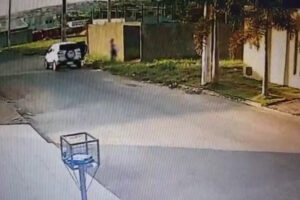 A mulher é uma jovem mãe que confessou ter abandonado um recém-nascido no lote baldio e ateado fogo nele, na cidade de Anápolis