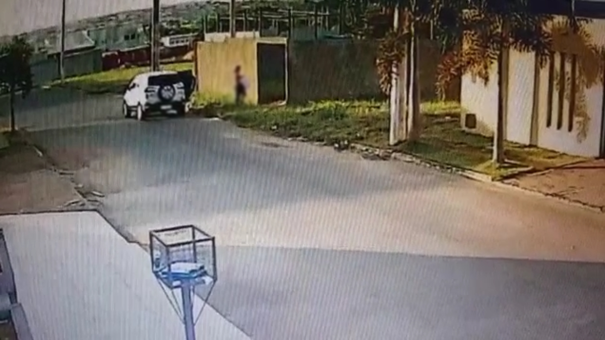 A mulher é uma jovem mãe que confessou ter abandonado um recém-nascido no lote baldio e ateado fogo nele, na cidade de Anápolis