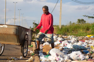 Catador de material reciclável (Foto: Igor Caldas/MaisGoiás)