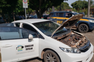 Carro do Conselho Tutelar de Formosa: motor do veículo é roubado (Foto: Divulgação/PRF)