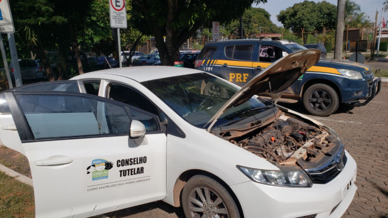 Carro do Conselho Tutelar de Formosa: motor do veículo é roubado (Foto: Divulgação/PRF)